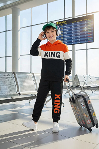 TRENDYOLKIDS Černá chlapecká mikina s kapucí a potištěným sloganem TKDAW25AU0...