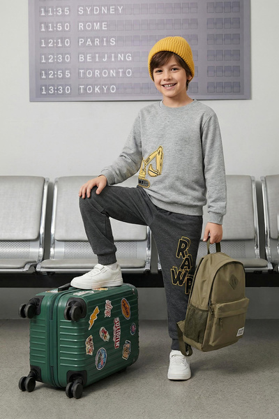 TRENDYOLKIDS طقم علوي محبوك من القطن المطبوع باللون الرمادي للأولاد TKDAW25AU...