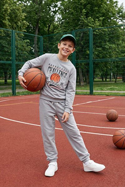 TRENDYOLKIDS طقم بيجامة مطبوع عليه كرة السلة باللون الرمادي للأولاد - TKDAW25...