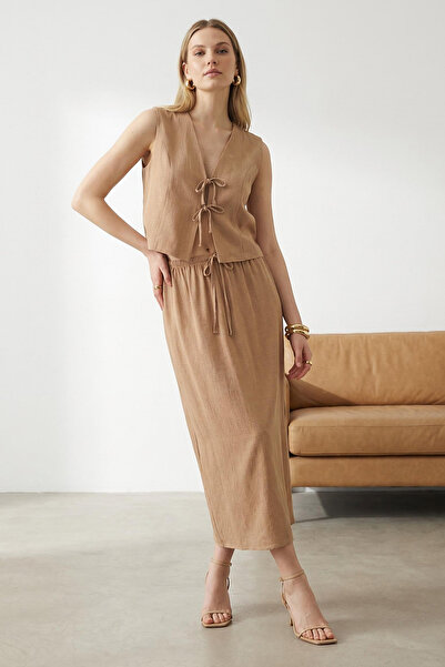 Trendyol Collection Set bluză și pantaloni bej cu decolteu în V - Detaliu leg...