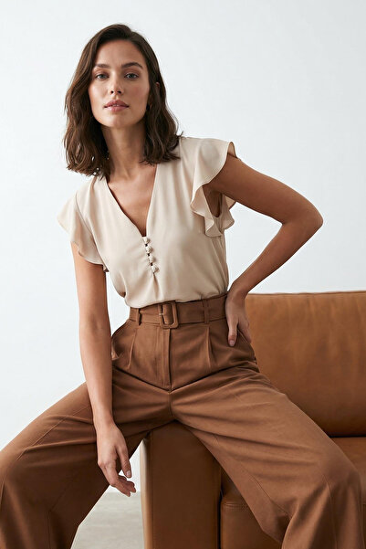 Trendyol Collection Fließende, halbtransparente Webbluse mit Steinknöpfen und...