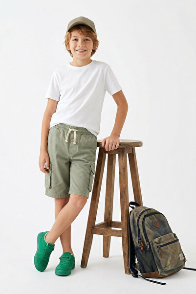 TRENDYOLKIDS Hellkhakifarbene Basic-Shorts und Bermuda für Jungen aus Baumwol...