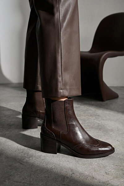 TRENDYOL SHOES حذاء نسائي بكعب عريض بارتفاع 6.5 سم مع تفاصيل مطاطية بنية اللو...