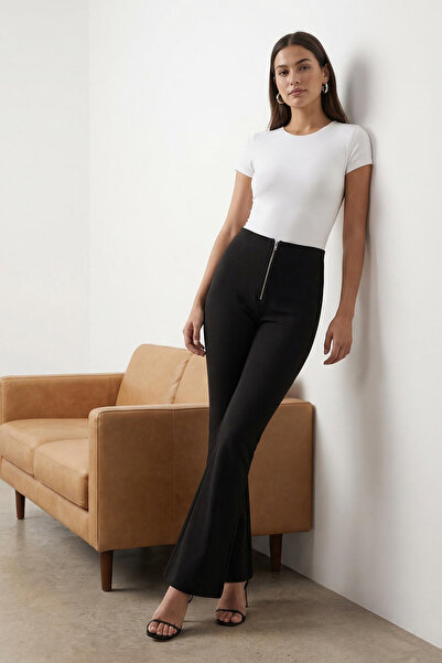 Trendyol Collection Schwarze Bootcut-Hose mit Reißverschlussdetail TWOAW26PL0...