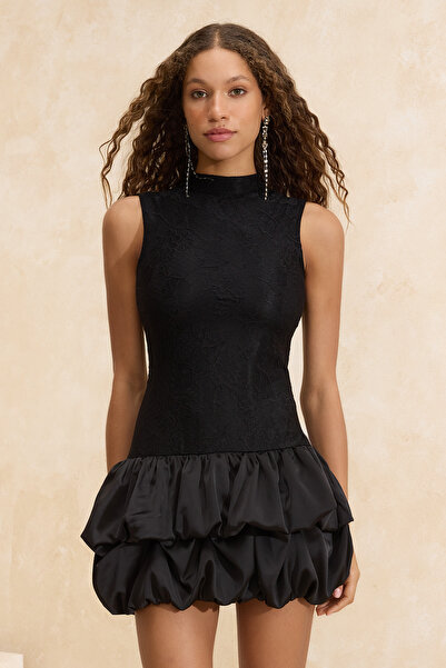 Trendyol Collection Μαύρη φούστα με μπαλόνι με λεπτομέρεια από δαντέλα κοντό ...