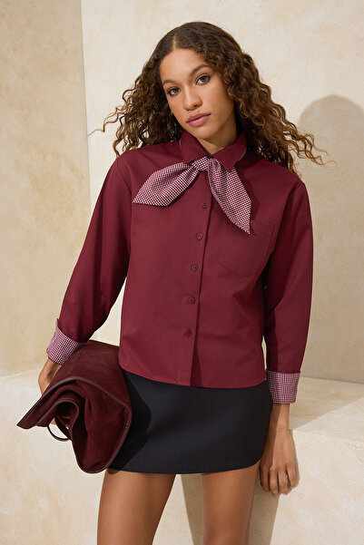 ترينديول كوليكشن قميص جبردين بتفاصيل وشاح منقوش باللون الأحمر الداكن TWOSS26G...