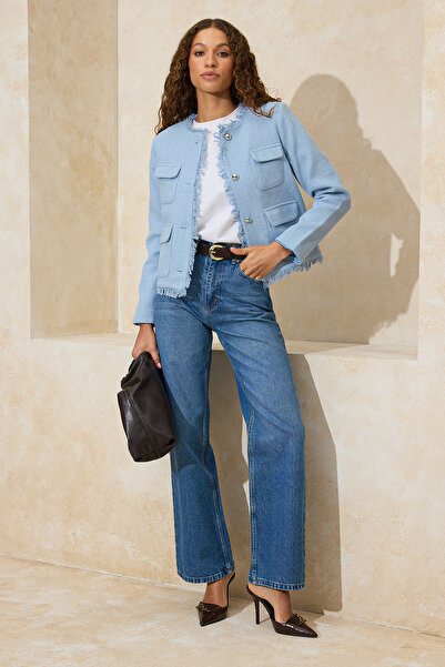 ترينديول كوليكشن سترة مزودة بأزرار من قماش التويد باللون الأزرق الفاتح TWOSS2...