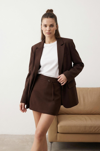 ترينديول كوليكشن شورت قصير بتفاصيل حزام رفيع باللون البني الداكن وشورت برمودا...