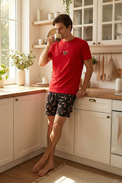 Trendyol Collection Červená sada pleteného pyžama Regular Fit s potiskem a šortkami TMNSS25PT00020