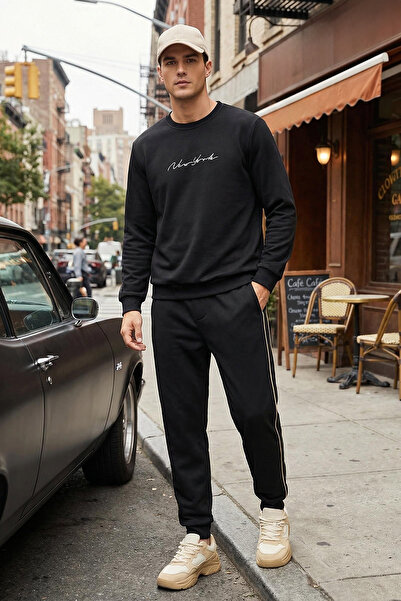 Trendyol Collection New York vyšívaná černá fleecová mikina - Regular Fit TMN...