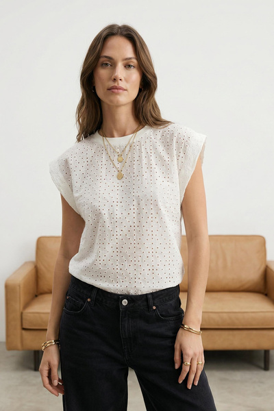 Trendyol Collection Bequemes, gestricktes T-Shirt in Ecru-Optik – TWOSS25TS00089