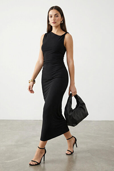 Trendyol Collection Schwarzes Midi-Strickkleid mit dehnbarem Drape-Detail – T...