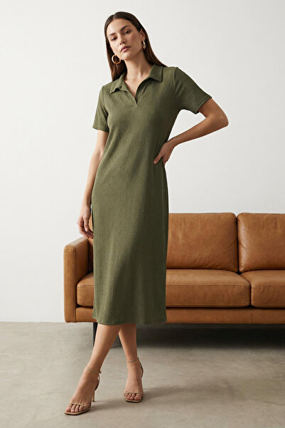 Trendyol Collection Khakifarbenes Midi-Strickkleid mit Polokragen – kurze Ärm...