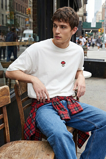 Trendyol Collection Ecru Unisex-T-Shirt mit Pilzstickerei in Übergröße/Wide F...