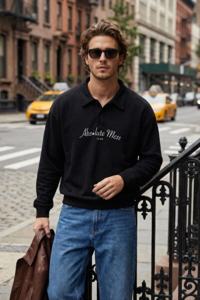 ترينديول كوليكشن سويت شيرت أسود كبير الحجم/نص واسع مطبوع برقبة بولو TMNAW25SW...