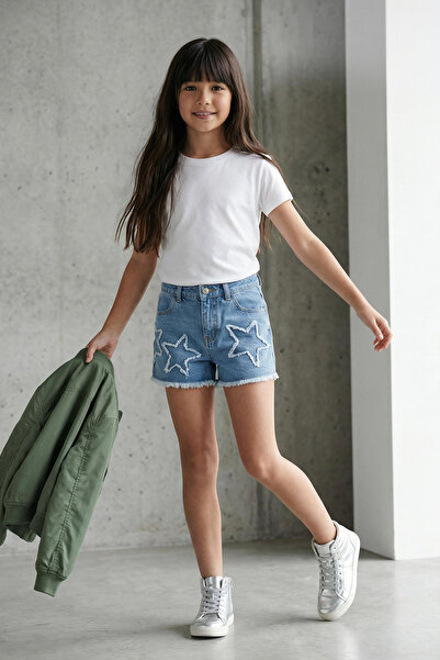 TRENDYOLKIDS Hellblaue elastische Denim-Shorts und Bermuda für Mädchen aus 10...