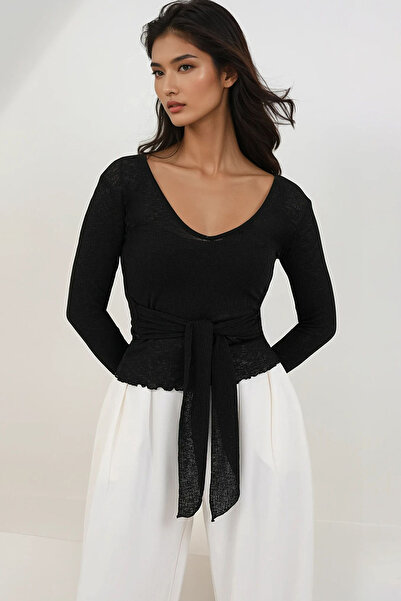 Trend Alaçatı Stili بلوزة نسائية سوداء بتفاصيل ربط على شكل حرف V ALC-X14864