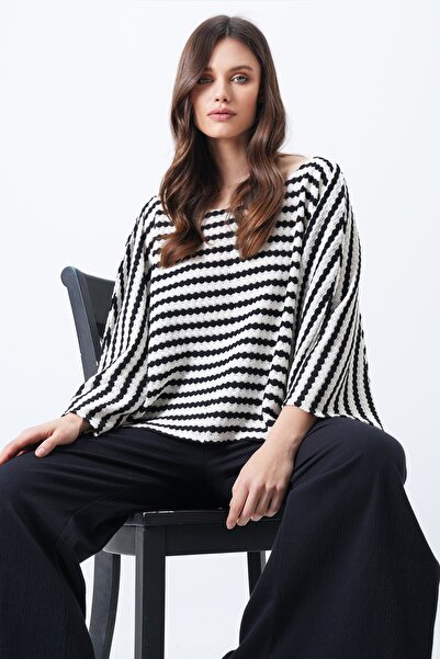 Trend Alaçatı Stili Ecru-schwarze Damenbluse mit U-Boot-Ausschnitt und gemust...