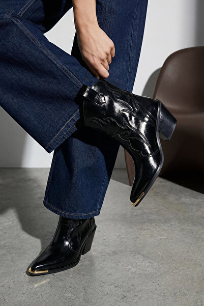 TRENDYOL SHOES حذاء كاوبوي نسائي فاخر مع تفاصيل إكسسوارات معدنية سوداء TAKAW2...