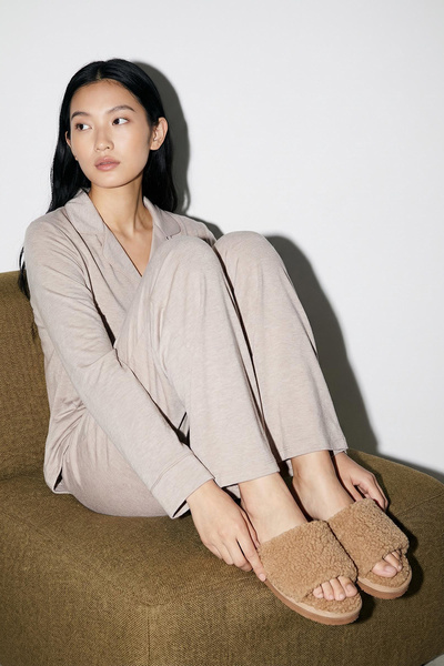 TRENDYOL SHOES Kamelfarbene Plüsch-Hausschuhe für Damen TAKAW26ER00020