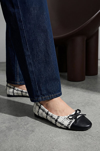 TRENDYOL SHOES Mehrfarbige Tweed-Schleife mit detailliertem Detail, mandelför...