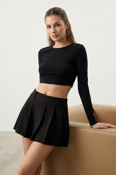 Trendyol Collection Černé skládané šortky se středním pasem Super mini tkaná ...