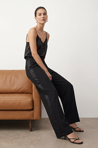 Trendyol Collection Schwarze Hose mit weitem Bein und seitlichen Satinbanddet...