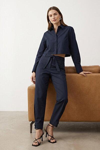 Trendyol Collection Marineblaue Stoffhose mit Gürtel und elastischem Bund hin...