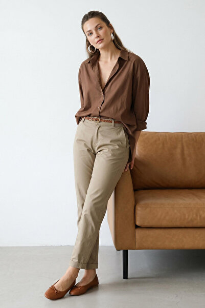 Trendyol Collection Khaki Chino-Hose mit Gürtel TWOAW26PL00109