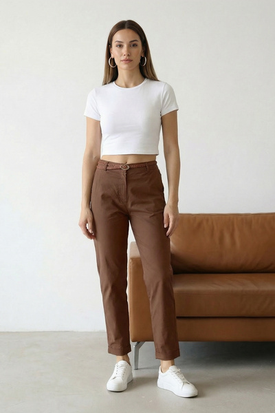 Trendyol Collection Braune Chino-Hose mit Gürtel TWOAW26PL00109