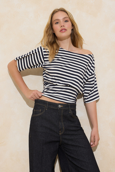 Trendyol Collection Marineblaue, gestreifte Bluse mit normaler Passform und a...