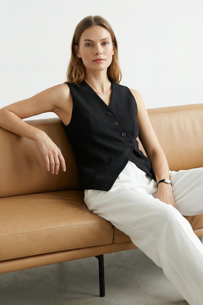 Trendyol Collection Asymetrická černá tkaná vesta s knoflíky - TWOSS24YE00007