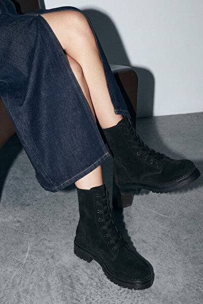 TRENDYOL SHOES Semišové krátké dámské boty na plochém podpatku se šněrováním ...