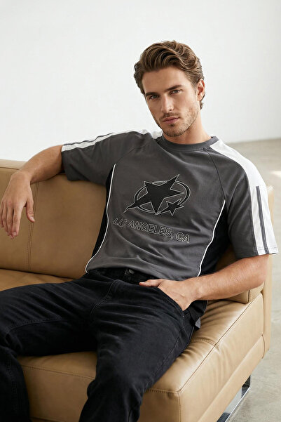 Trendyol Kollektion Anthrazitfarbenes, übergroßes Baumwoll-T-Shirt mit Colleg...