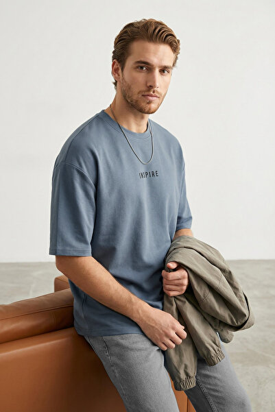 Trendyol Collection Modré tričko s nadměrným potiskem s jemnou texturou – Tmn...