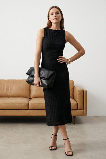 Trendyol Collection Černé maxi šaty s pružnou texturou - Zadní výstřih, sedíc...