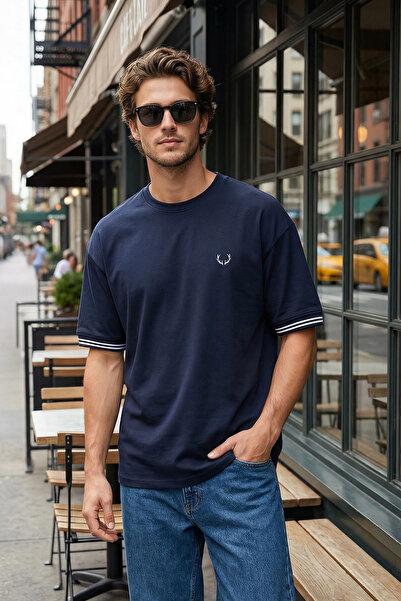 ترينديول كوليكشن تي شيرت تريكو كبير الحجم مطرز باللون الأزرق الداكن - تفاصيل ...