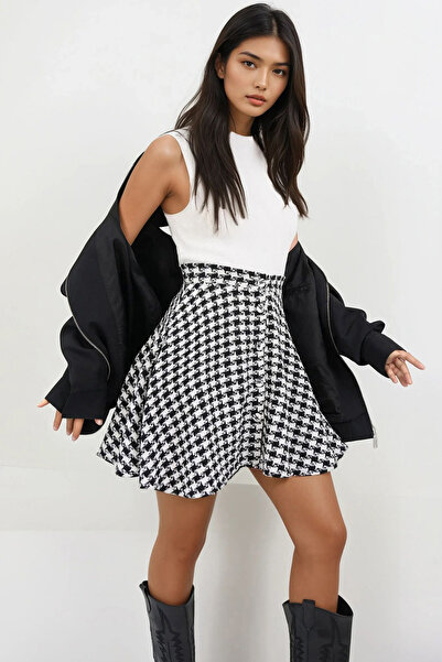 Trend Alaçatı Stili Fusta mini evazată cu nasturi în față, cu model alb-negru...