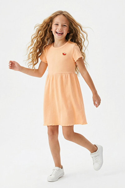 TRENDYOLKIDS Orangefarbenes, flexibles, besticktes Minikleid aus Baumwolle fü...