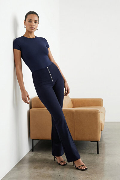 Trendyol Collection Marineblaue Bootcut-Hose mit Reißverschlussdetail TWOAW26...