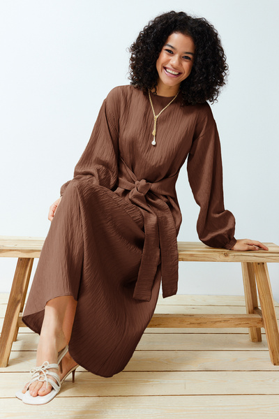 Trendyol Modest Hnědé šaty s přední kravatou, bez podšívky, Tctss24Eb00131