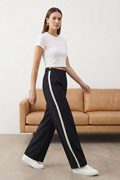 Trendyol Collection Schwarze Hose aus drapiertem Stoff mit weitem Bein und br...