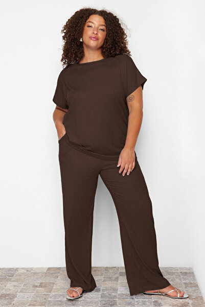 Trendyol Curve طقم تي شيرت بني برقبة دائرية موسمي - طقم سروال علوي وسفلي TBBS...