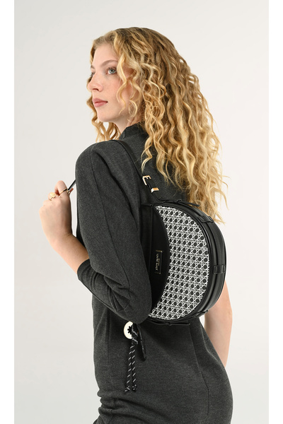 Pierre Cardin حقيبة كتف نسائية سوداء محدودة الإصدار بتصميم مونوغرام رقمي 05PO...