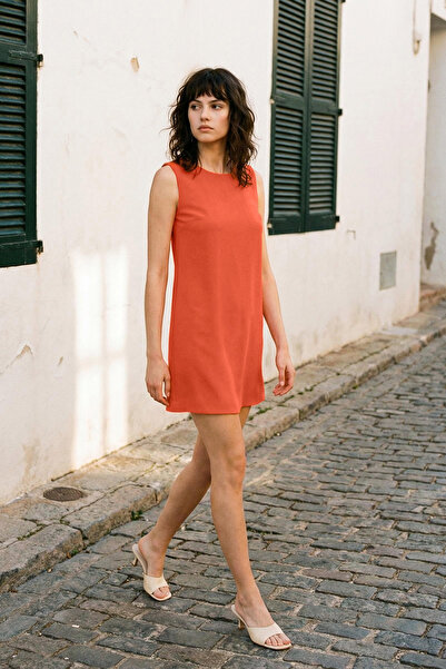 ترينديول كوليكشن فستان منسوج قصير بدون أكمام برقبة دائرية وزهرة الرمان TWOSS1...