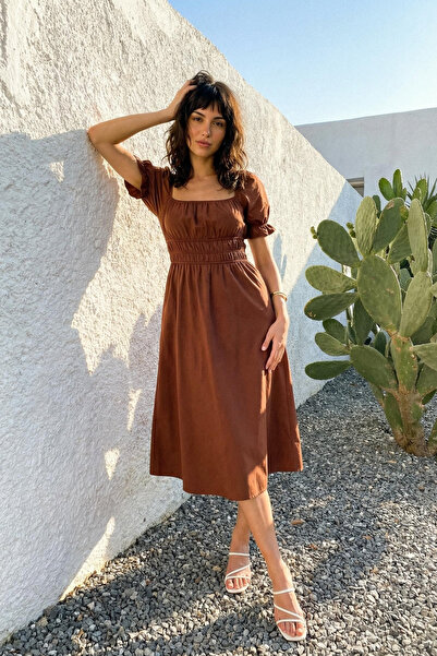 Trendyol Collection Dunkelbrauner gerader Rock, elastisches Futter, Midi-Webk...