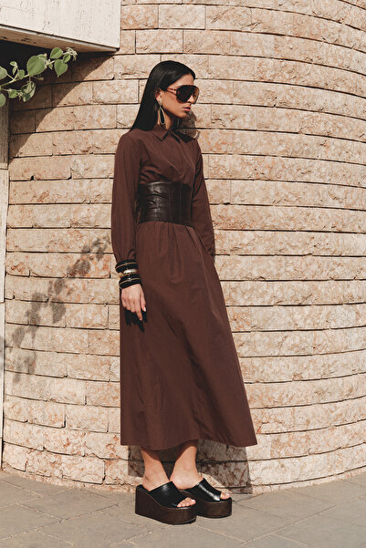 Trendyol Modest Gewebtes Kleid mit braunem Lederkorsettgürtel TCTAW26EB00060