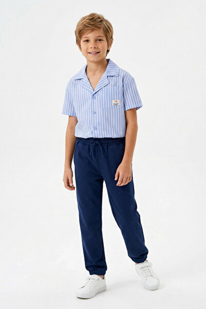 TRENDYOLKIDS Blau gestreiftes gewebtes Jungen-Oberteil-Unterteil-Set TKDSS26A...