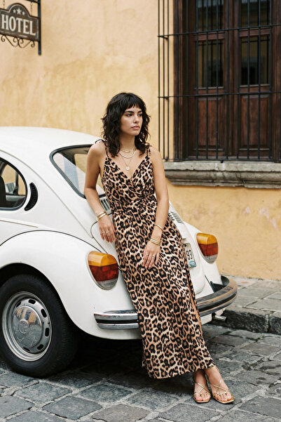 ترينديول كوليكشن فستان طويل منسوج بنقشة الفهد – تفاصيل شق مزدوج الصدر مستدامة