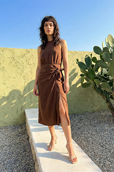 Trendyol Collection Braunes, gerades, gewebtes Midi-Kleid mit Schnürdetail TW...